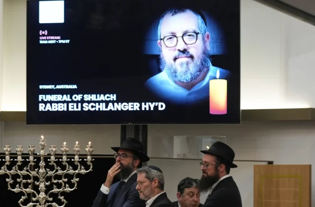 Sydney mourners pay tribute to rabbis killed in Bondi shooting