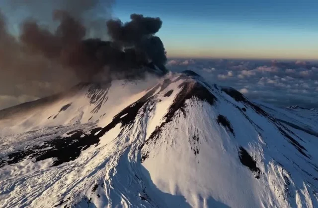 Video captures skiers carving slopes as Mount Etna dramatically erupts