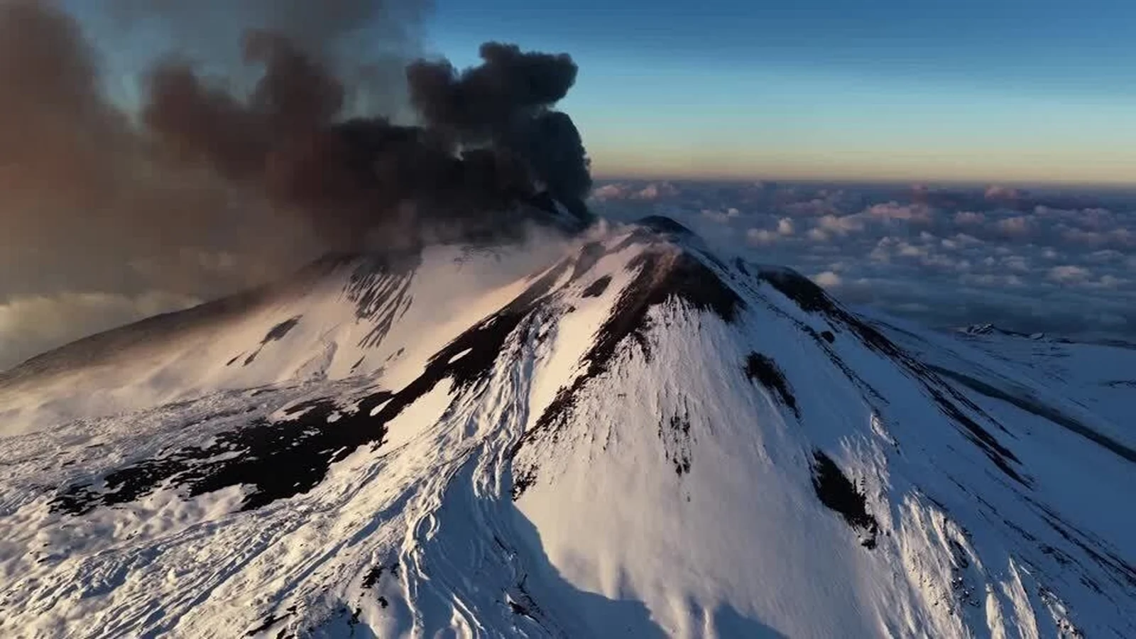 Video captures skiers carving slopes as Mount Etna dramatically erupts