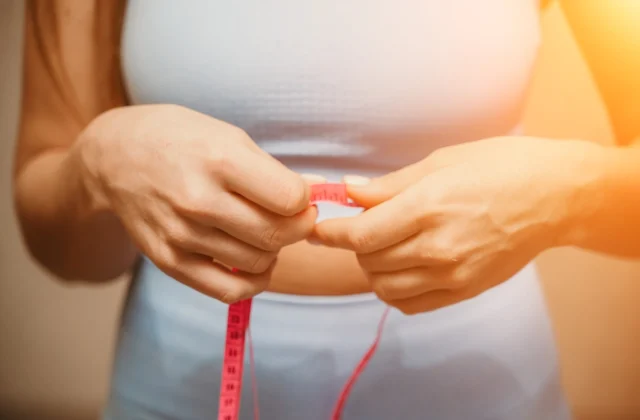 4 Easy Snacks to Naturally Flatten Your Stomach After 60