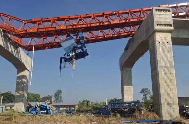 Crane collapses onto train in Thailand, killing at least 28