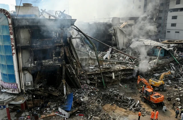 Firefighters retrieve human remains from Karachi shopping mall in Pakistan