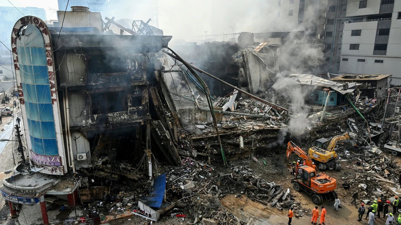 Firefighters retrieve human remains from Karachi shopping mall in Pakistan