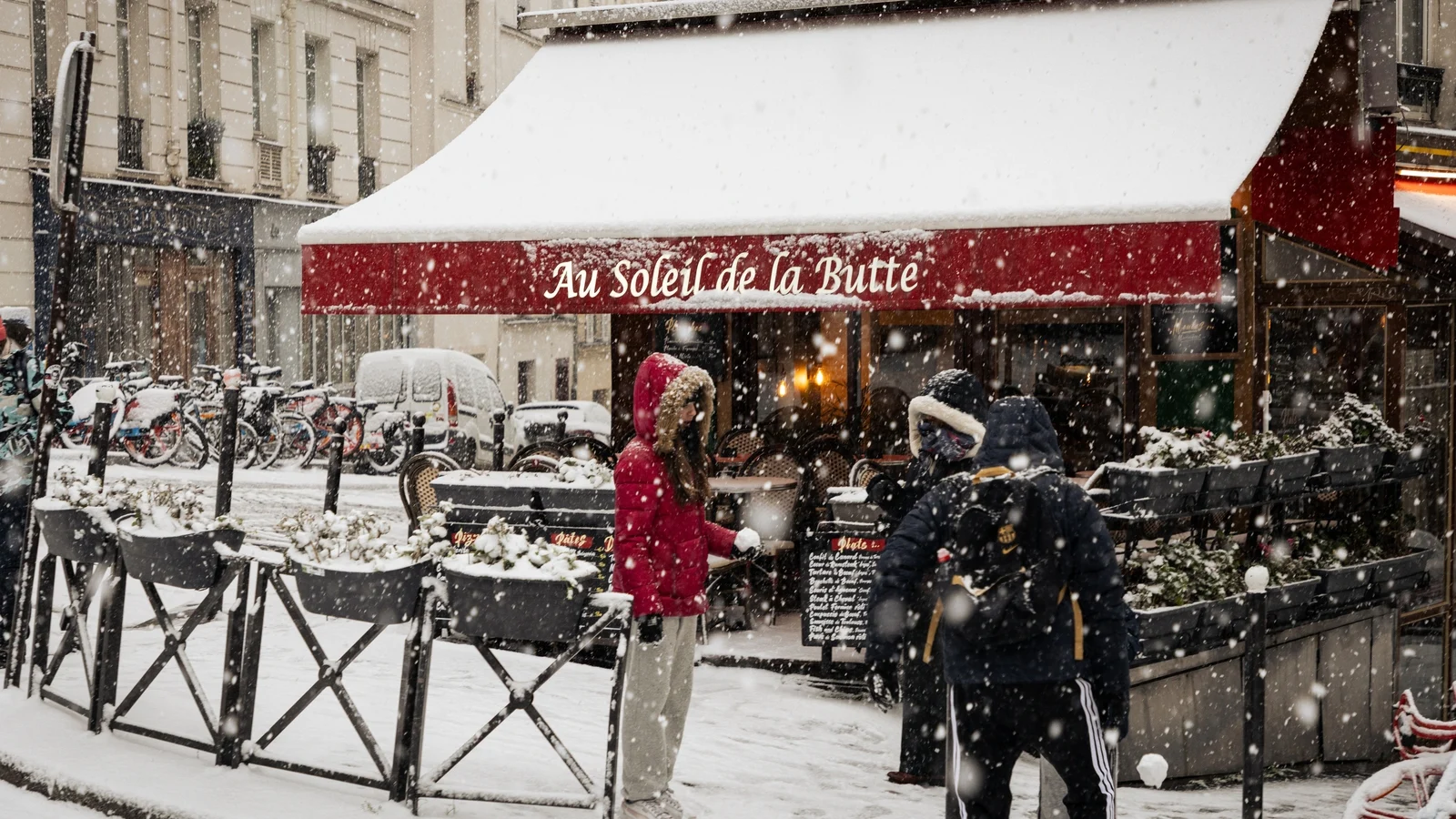 Heavy snowfall disrupts air travel, canceling hundreds of flights in Paris, Amsterdam
