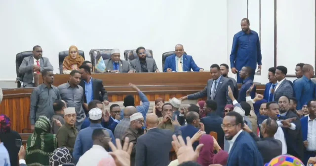 Opposition Blocks Constitutional Amendments, Sparking Chaos in Somalia’s Parliament