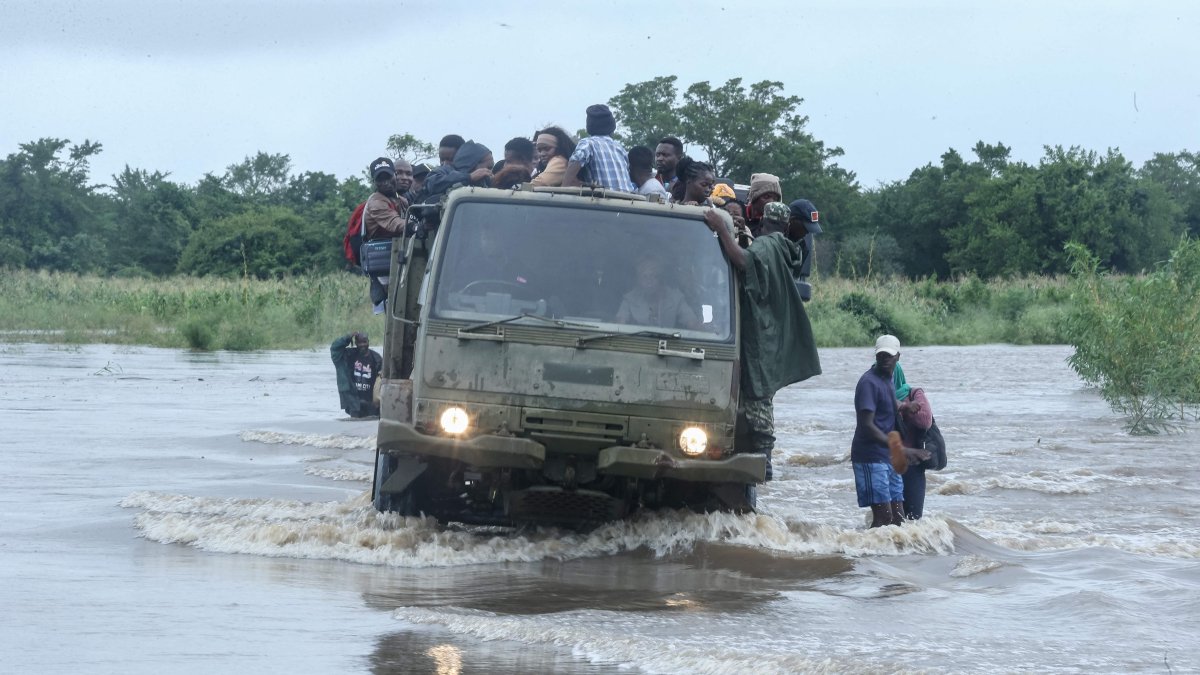 Over 300,000 People Uprooted by Mozambique Flooding