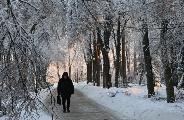 Russian strikes leave thousands of Kyiv buildings without heat amid deep freeze