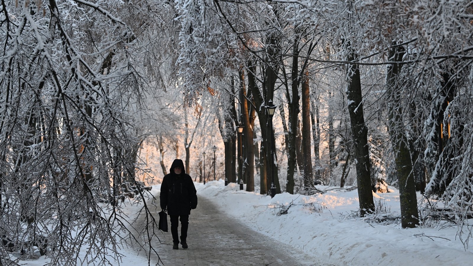 Russian strikes leave thousands of Kyiv buildings without heat amid deep freeze