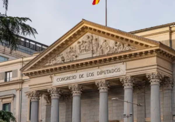 Spain Moves to Grant Legal Residency to 500,000 Undocumented Immigrants