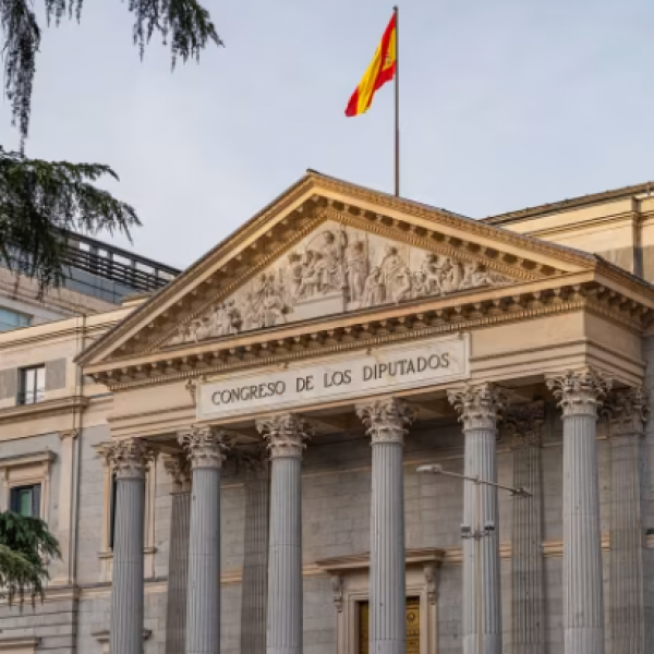 Spain Moves to Grant Legal Residency to 500,000 Undocumented Immigrants