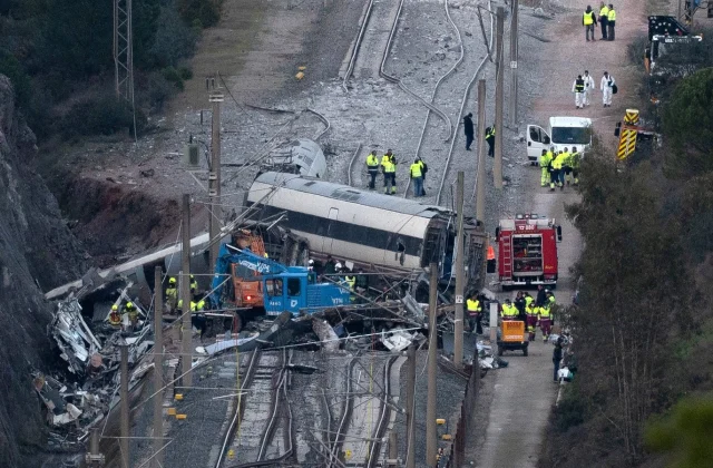 Spanish royals visit site of deadly train crash as country mourns