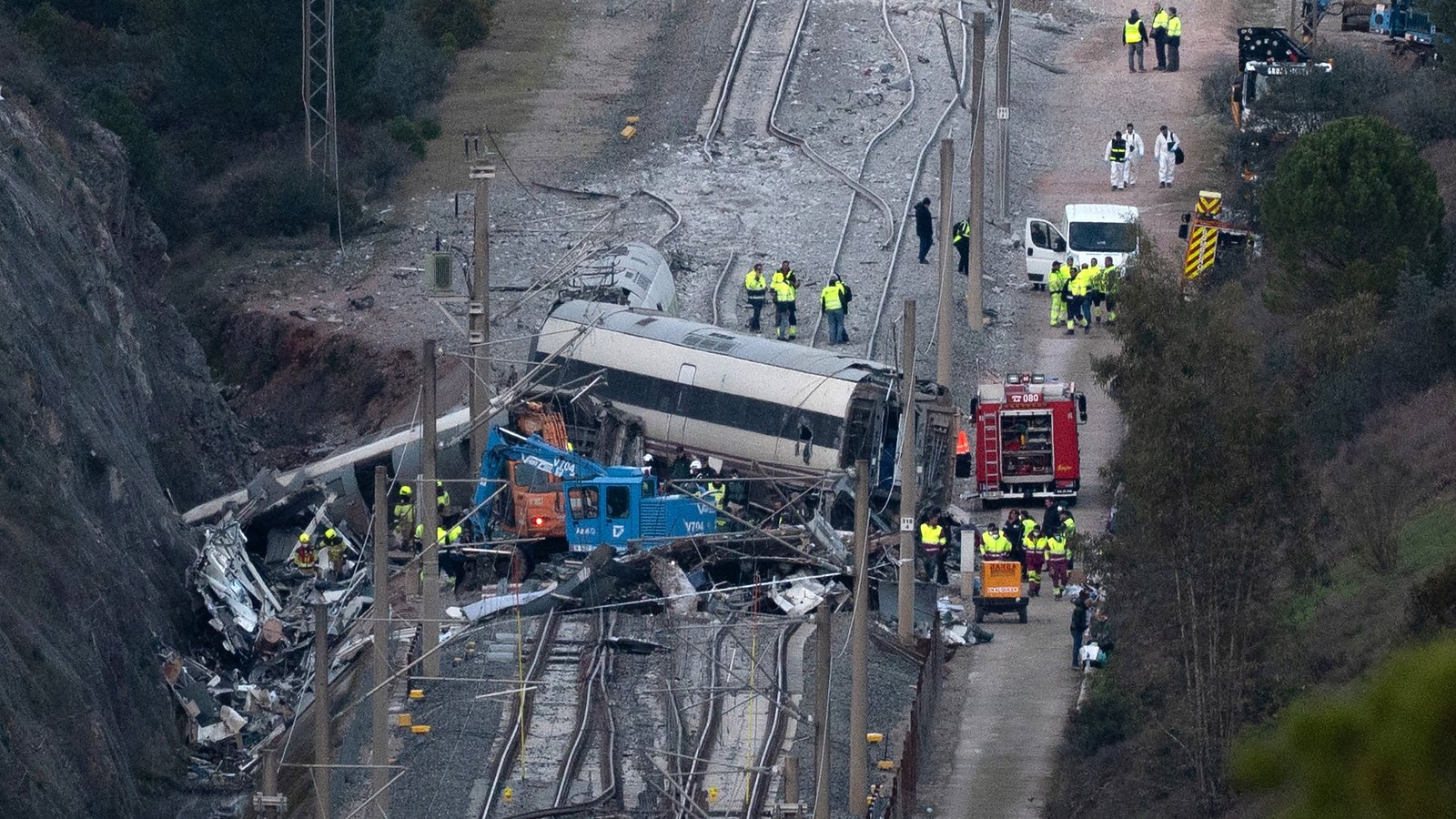 Spanish royals visit site of deadly train crash as country mourns