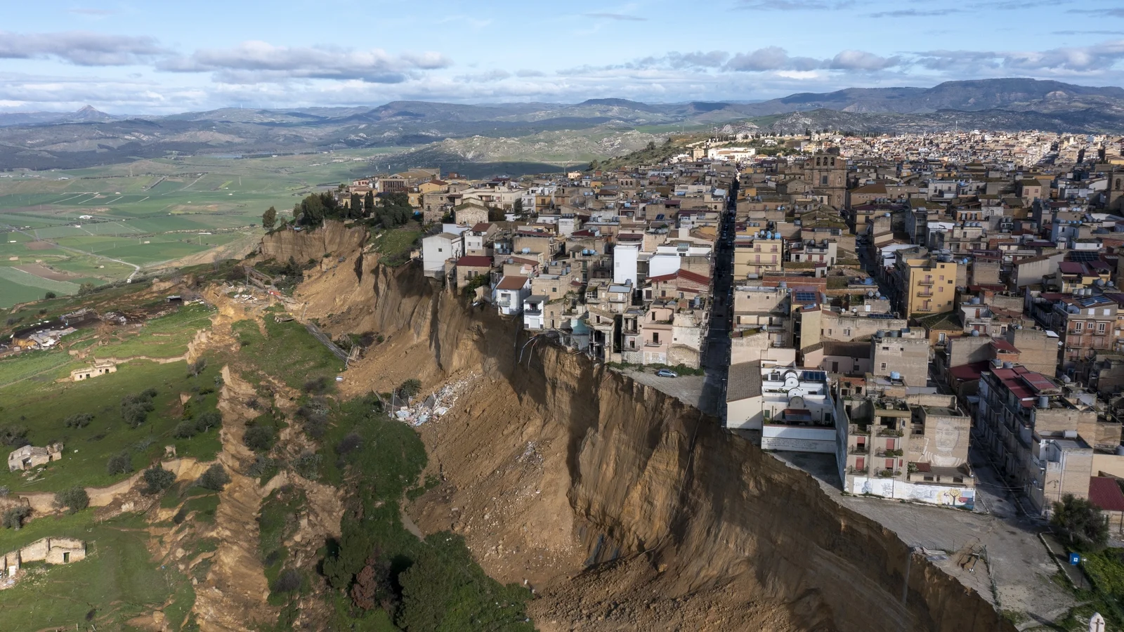 Torrential storms trigger landslide, leaving Sicilian town on cliff edge