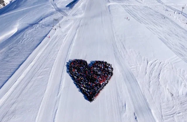 Video: Skiers carve heart-shaped tribute honoring Swiss fire victims