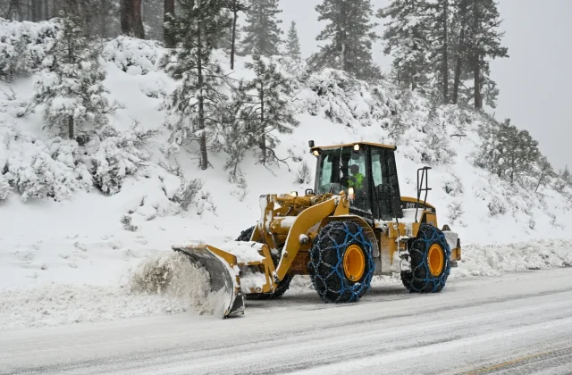 California avalanche leaves ten skiers missing amid urgent search