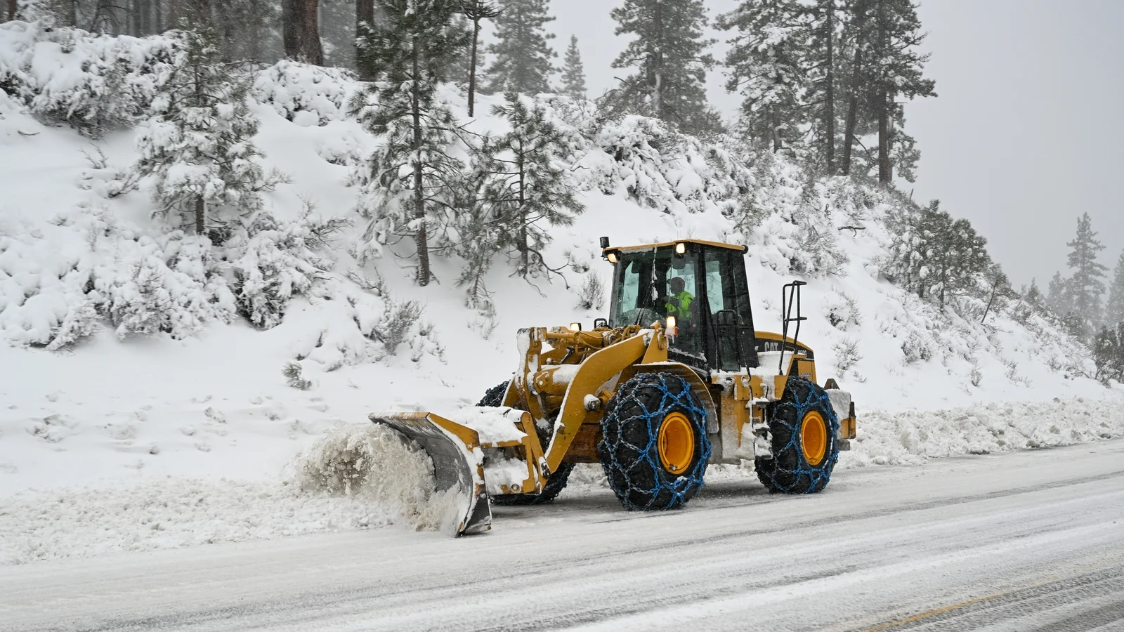 California avalanche leaves 10 skiers missing as search intensifies