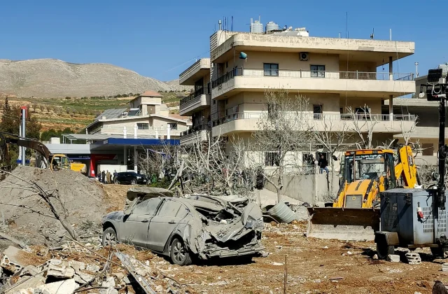 Israeli airstrikes kill eight Hezbollah fighters, official says