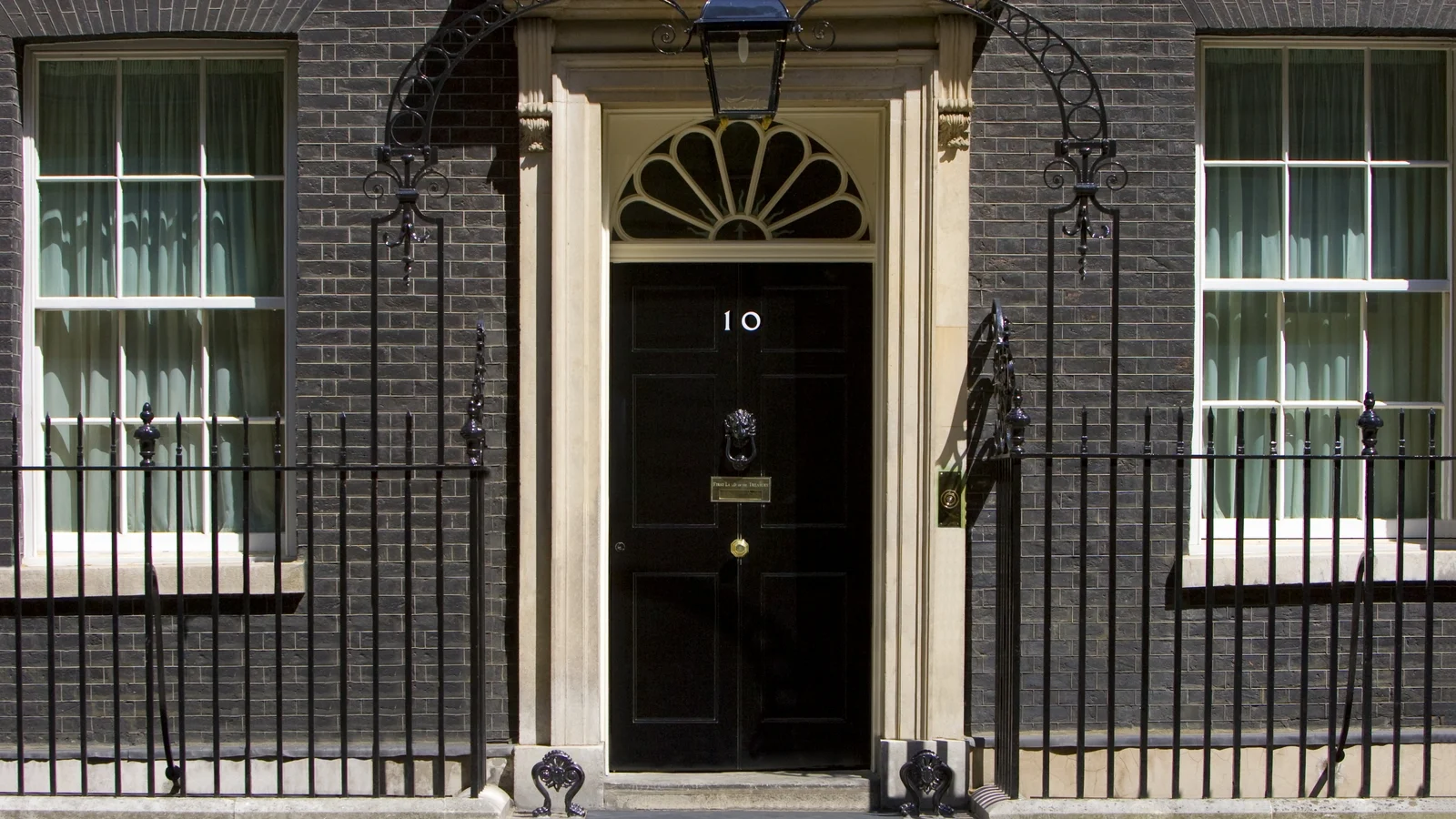 Keir Starmer under pressure as senior aides abruptly resign