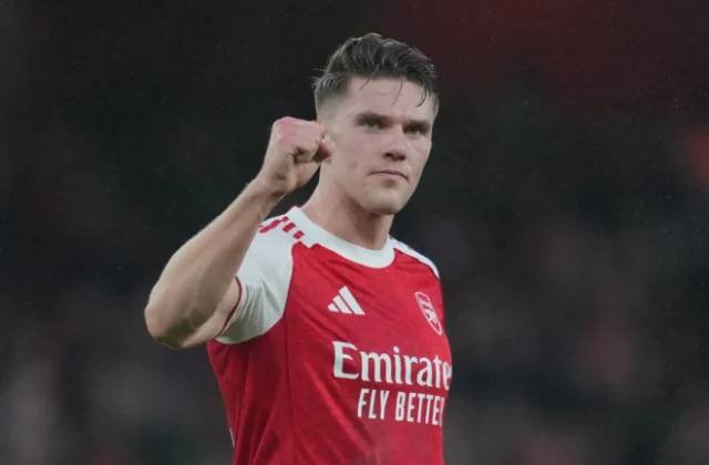 Manchester United seal fourth straight under Carrick as Arsenal open nine-point lead