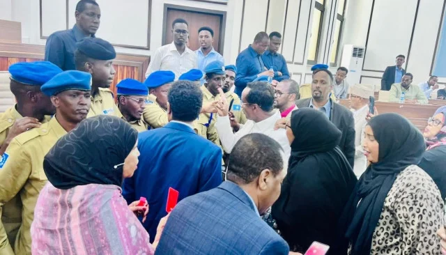 Opposition Blocks Somali Parliament Debate on Constitutional Amendments, Sparking Chaos