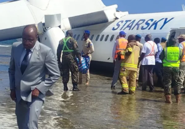 Pilot hailed after beach emergency landing of malfunctioning Somali passenger jet