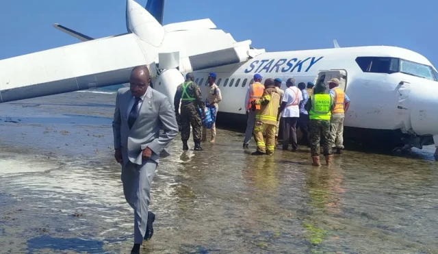 Pilot hailed after crash-landing malfunctioning Somali passenger plane on beach