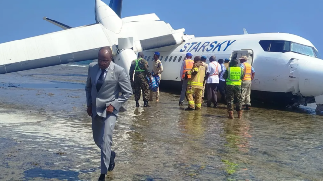 Pilot hailed after crash-landing malfunctioning Somali passenger plane on beach