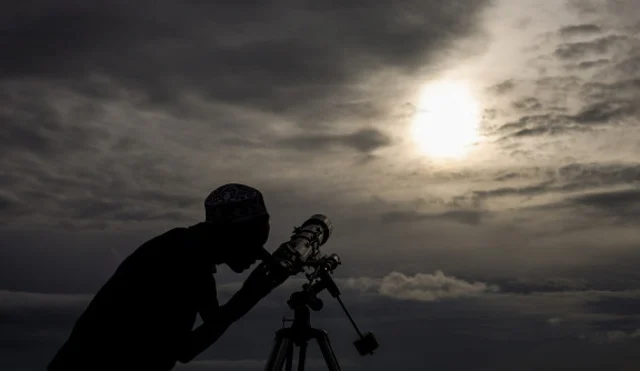 Saudi Muslims watch for crescent moon to mark start of Ramadan 2026