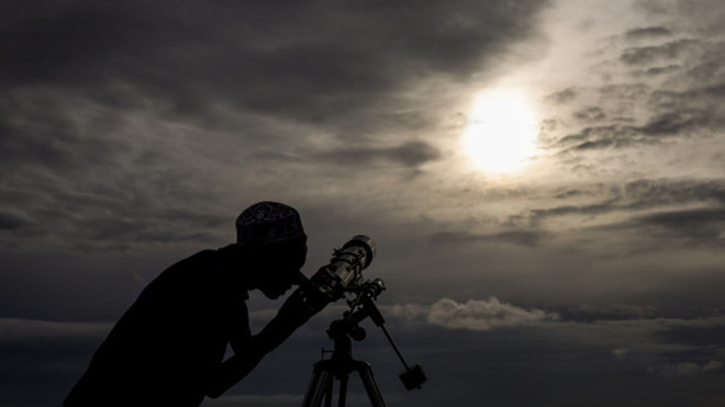 Saudi Muslims watch for crescent moon to mark start of Ramadan 2026