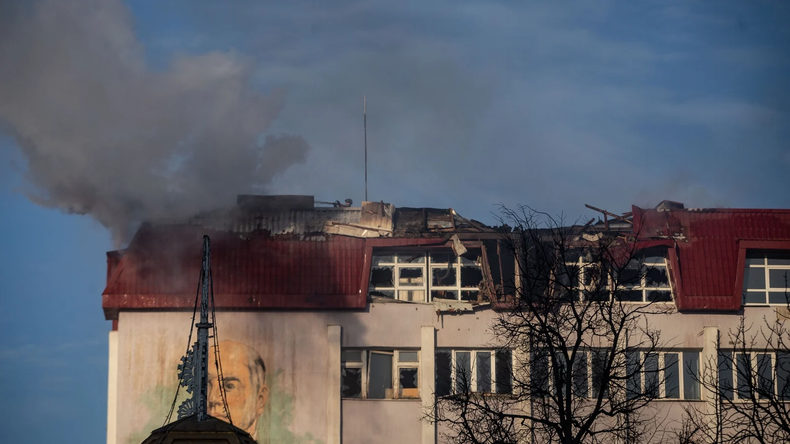 Ukraine, Russia push forward with peace negotiations as Trump applies pressure