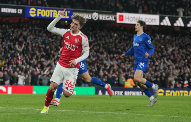 Arsenal tighten title grip as Dowman becomes youngest-ever Premier League scorer