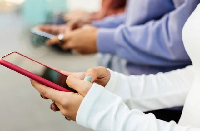 EU experts begin crafting a ban on children’s use of social media
