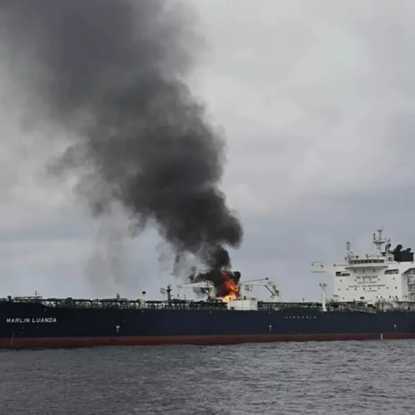 Houthi Naval and Aerial Drones Hit US-Linked Oil Tanker in Red Sea