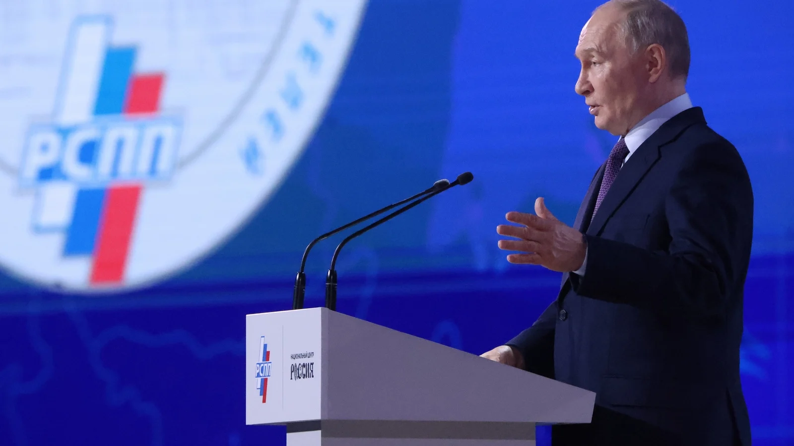 Kremlin Denies Claim Putin Asked Businessmen to Fund Russia’s War Effort