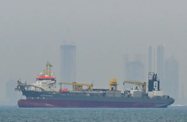 Oil prices hold steady as markets anticipate easing geopolitical tensions