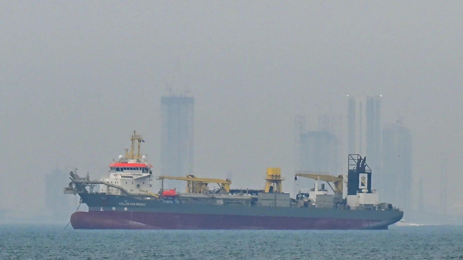 Oil prices hold steady as markets anticipate easing geopolitical tensions