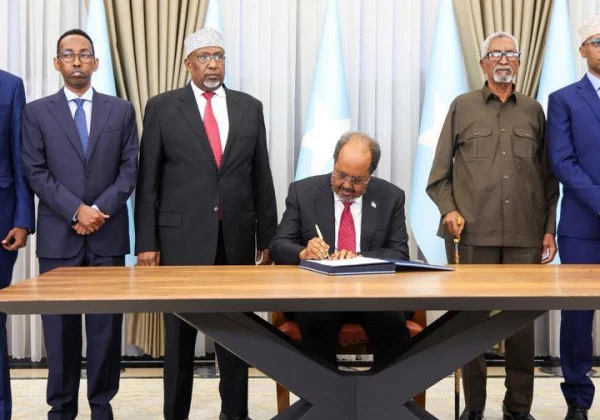 Somalia’s president ratifies new constitution as political tensions escalate