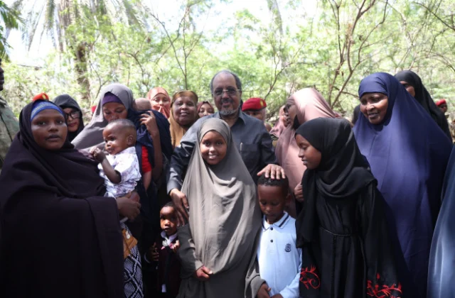 Somalis mark Eid al-Fitr with prayers and celebrations across Somalia