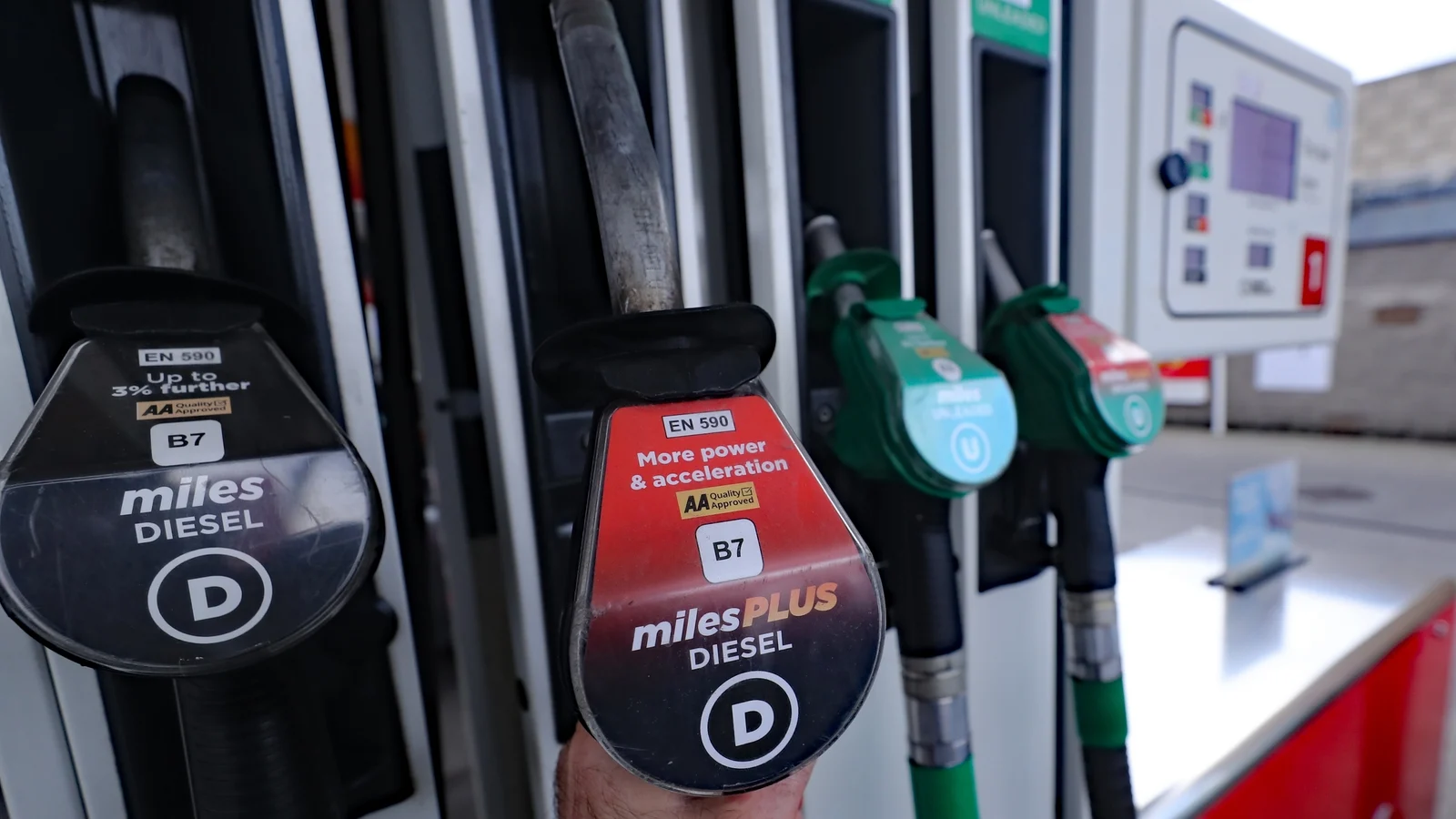 Spain to reduce fuel VAT to 10% amid Iran war, SER reports