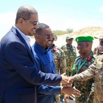AUSSOM Commander Meets Government Officials in Barawe Town