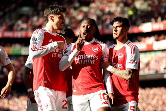 Arsenal return to top with narrow win; West Ham, Tottenham win big