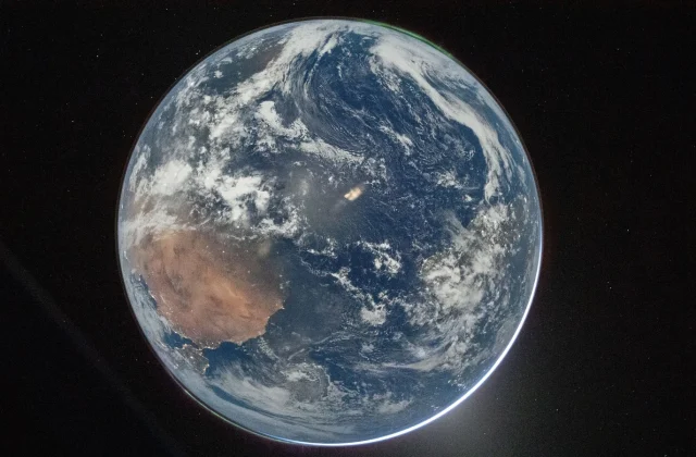 Artemis astronauts photograph Earth on journey to the Moon