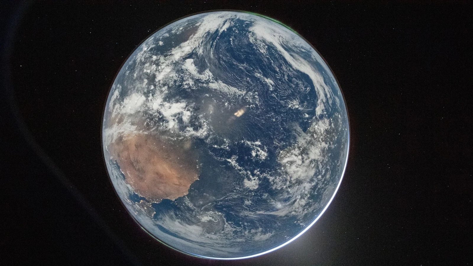 Artemis astronauts photograph Earth on journey to the Moon