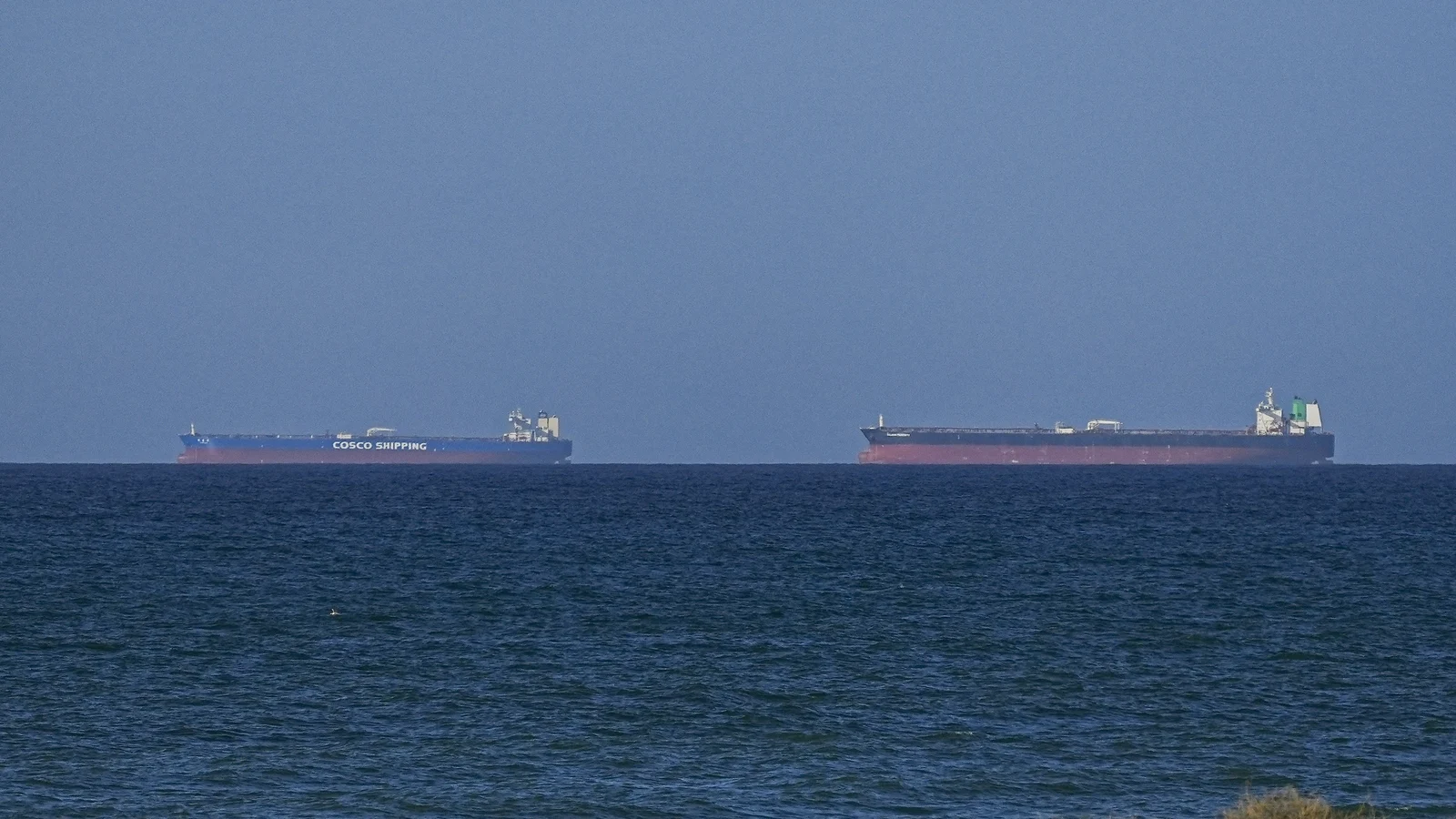 Tankers cross Strait of Hormuz during brief Iran reopening
