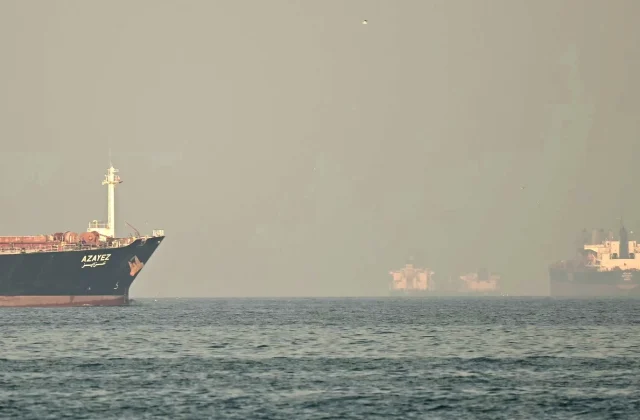 Iran’s Guards Say Military Vessels Near Strait Would Breach Ceasefire