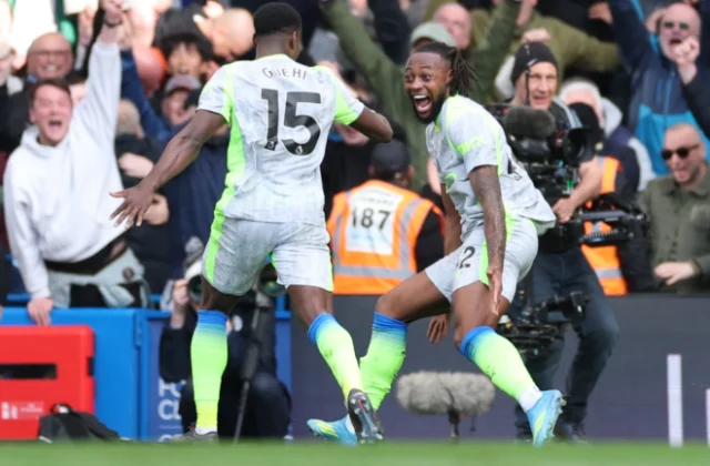 Man City closes in on Arsenal with 3-0 win over Chelsea
