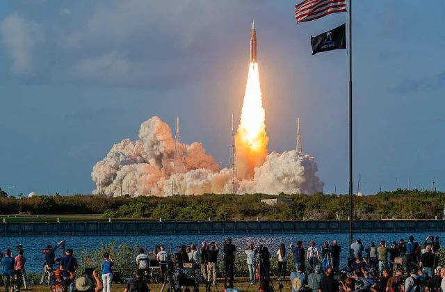 NASA clears Artemis crew to head toward the Moon