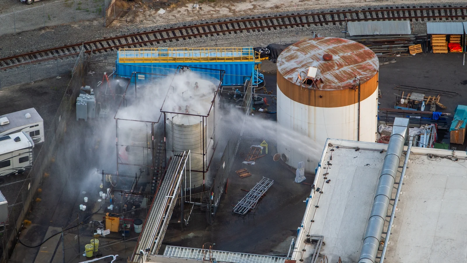 Crack in Los Angeles chemical tank may reduce explosion threat