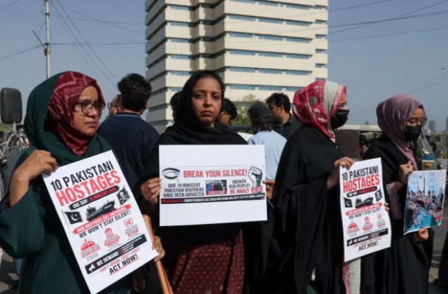Families of Pakistani hostages held by Somali pirates for 23 days seek rescue