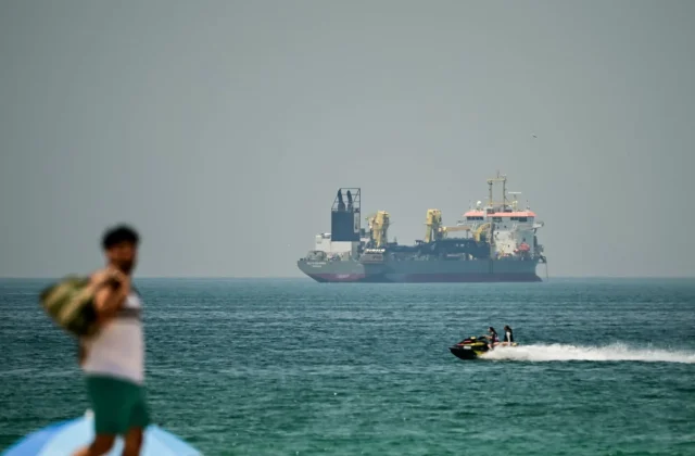 Global oil prices slip as Middle East fighting limits losses